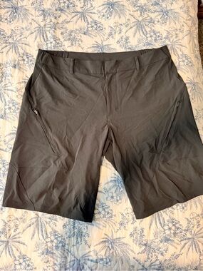 Authentic Lululemon Men’s Black Performance Shorts Size 38 / XL